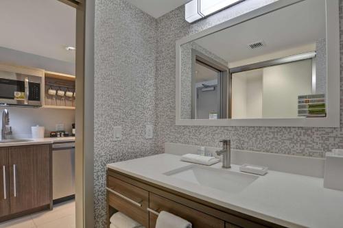 W łazience znajduje się umywalka i lustro. w obiekcie Home2 Suites Williston Burlington, Vt w mieście Williston