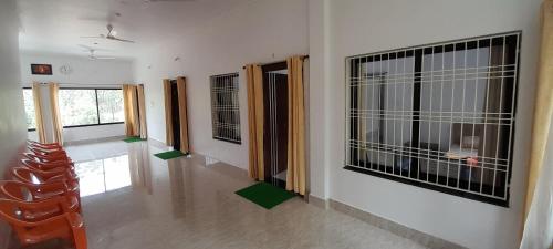TV a/nebo společenská místnost v ubytování Anushree home stay, Amarkantak