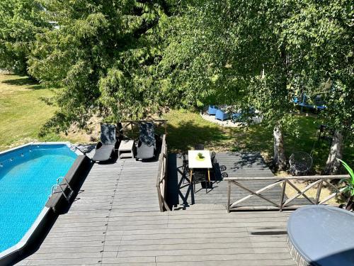 Vaizdas į baseiną apgyvendinimo įstaigoje Semo guest house with amazing sauna and pool arba netoliese
