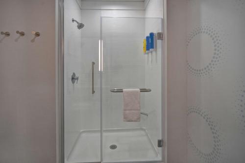 um chuveiro com uma porta de vidro e um lavatório em Tru By Hilton West Memphis, Ar em West Memphis