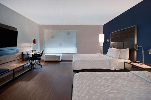um quarto de hotel com duas camas e uma televisão de ecrã plano em Tru By Hilton West Memphis, Ar em West Memphis