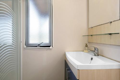 een badkamer met een wastafel en een raam bij Mobile Home Maria Marta in Barbate