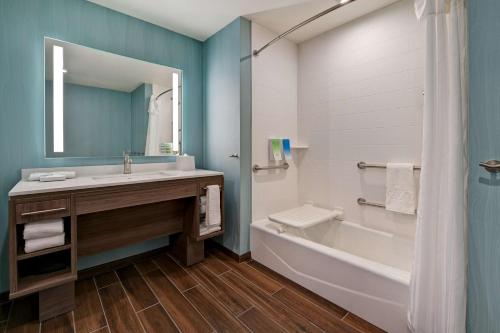 Koupelna v ubytování Home2 Suites By Hilton Atascadero, Ca
