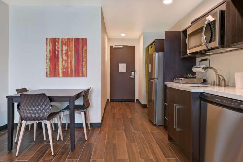 Kuchyň nebo kuchyňský kout v ubytování Home2 Suites By Hilton Atascadero, Ca