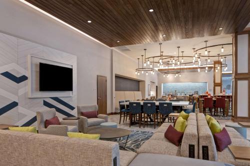 vestíbulo con sala de estar y comedor en Hilton Garden Inn Summerville, Sc, en Summerville