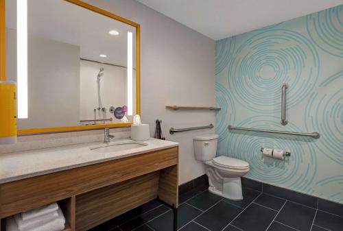 y baño con lavabo, aseo y espejo. en Tru By Hilton Knoxville West Turkey Creek, en Knoxville
