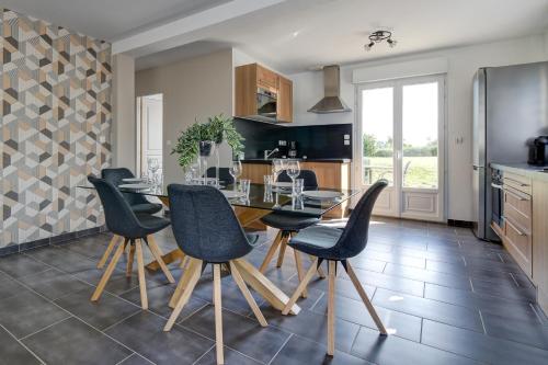 une cuisine et une salle à manger avec une table et des chaises dans l'établissement Gite de l'Oie - Maison avec grand jardin, à Bichancourt
