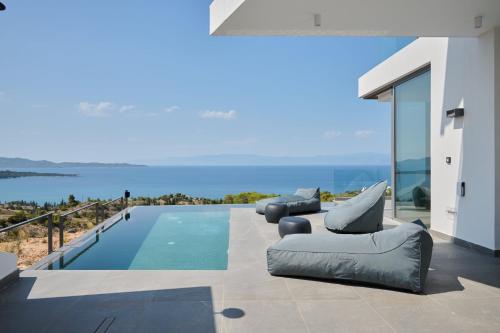 ポルト・ヘリにあるOlvos Luxury Villas Porto Heliの海の景色を望むヴィラ(スイミングプール付)