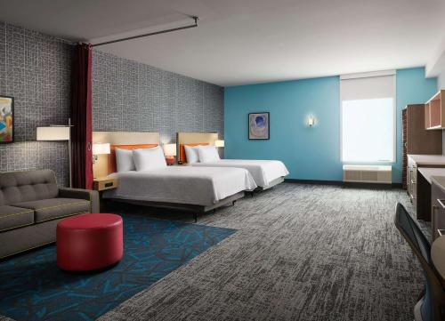 une chambre d'hôtel avec deux lits et un canapé dans l'établissement Home2 Suites By Hilton Jackson/Pearl, Ms, à Pearl