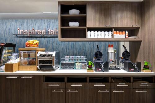a coffee shop with a prepared tabasteryasteryasteryasteryasteryasteryasteryasteryastery at Home2 Suites By Hilton Lewisville Dallas in Lewisville