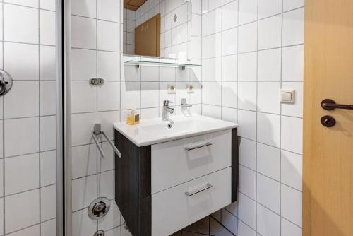 ドナウエッシンゲンにあるFerienwohnung Im Bohrerの洗面台とシャワー付きの白いバスルーム