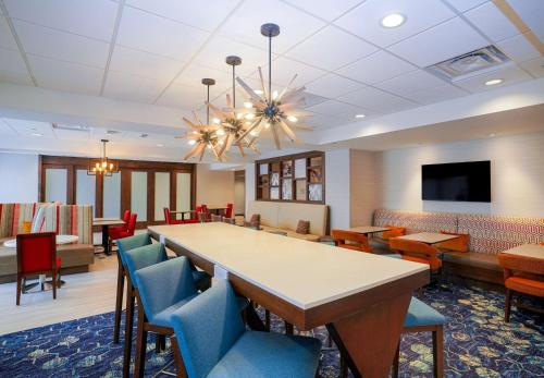 a waiting room with a large table and chairs at Hampton Inn Colorado Springs I-25 Central in Colorado Springs