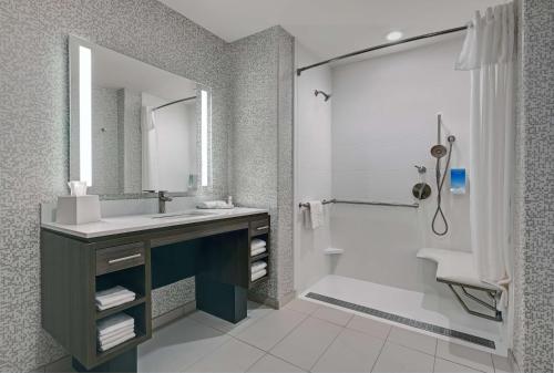 y baño con lavabo y ducha. en Home2 Suites By Hilton Tracy, Ca, en Tracy