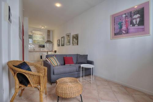 un salon avec un canapé et une table dans l'établissement 2 Pieces centre ville proche Palais A1B245, à Cannes