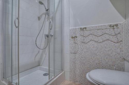 une salle de bain avec douche et toilettes dans l'établissement 2 Pieces centre ville proche Palais A1B245, à Cannes