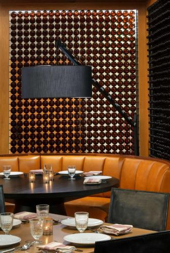 Un lugar para sentarse en Canopy By Hilton Baltimore Harbor Point - Newly Built
