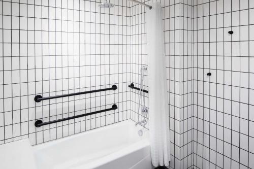 Un baño de Canopy By Hilton Baltimore Harbor Point - Newly Built