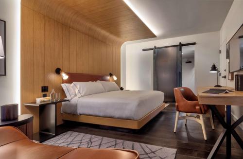 Una cama o camas en una habitación de Canopy By Hilton Baltimore Harbor Point - Newly Built