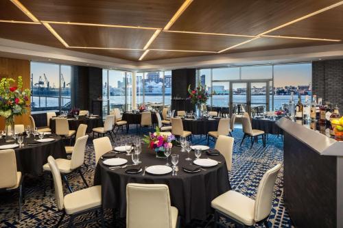 Un restaurante u otro lugar para comer en Canopy By Hilton Baltimore Harbor Point - Newly Built