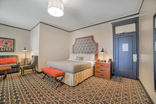 een slaapkamer met een bed, een bureau en een stoel bij The Peery Salt Lake City Downtown, Tapestry Collection by Hilton in Salt Lake City