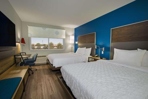 pokój hotelowy z 2 łóżkami i oknem w obiekcie Tru By Hilton Grove City Columbus w mieście Grove City