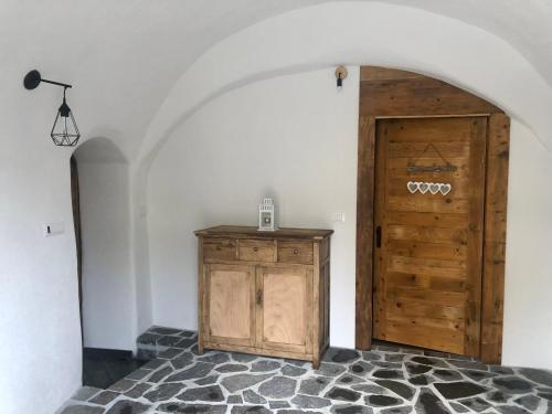 una camera con porta in legno e pavimento in pietra di CasaTati a Molina di Ledro