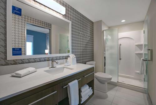 y baño con lavabo, aseo y espejo. en Home2 Suites By Hilton Yuma Pivot Point, en Yuma