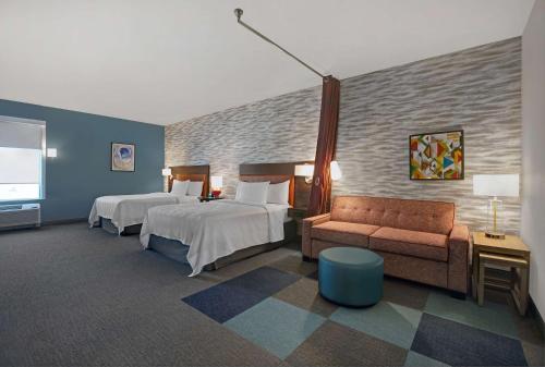 una camera d'albergo con due letti e un divano di Home2 Suites By Hilton Yuma Pivot Point a Yuma