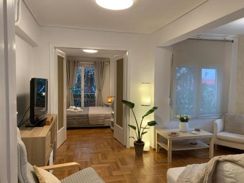 Chic Urban Living: Apartment in Acropolis-Koukaki