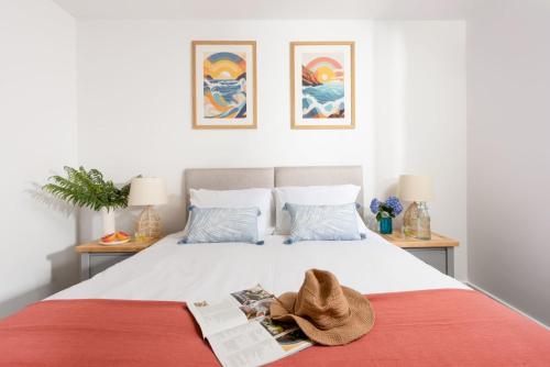 sypialnia z łóżkiem z kapeluszem w obiekcie Tas Gwynn, St Buryan w mieście Saint Buryan