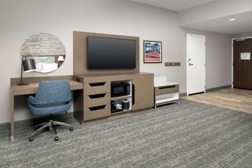 TV a/nebo společenská místnost v ubytování Hampton Inn Boston Logan Airport Chelsea