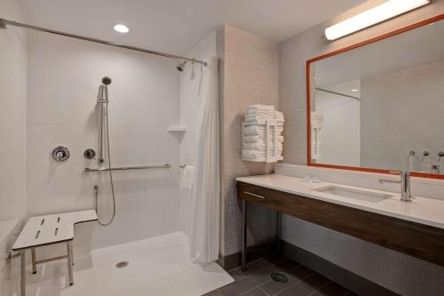 y baño con ducha y lavamanos. en Hampton Inn & Suites Deptford, Nj, en Deptford