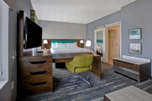 ein Hotelzimmer mit einem Bett und einem Schreibtisch mit einem Computer in der Unterkunft Hampton Inn & Suites Deptford, Nj in Deptford