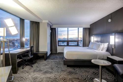 Postel nebo postele na pokoji v ubytování DoubleTree by Hilton Calgary North