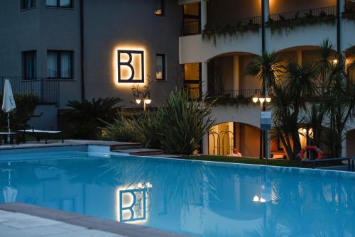 Πισίνα στο ή κοντά στο Bella Hotel & Restaurant with private dock for mooring boats