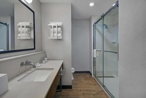 Ένα μπάνιο στο Hampton Inn Midland South, Tx