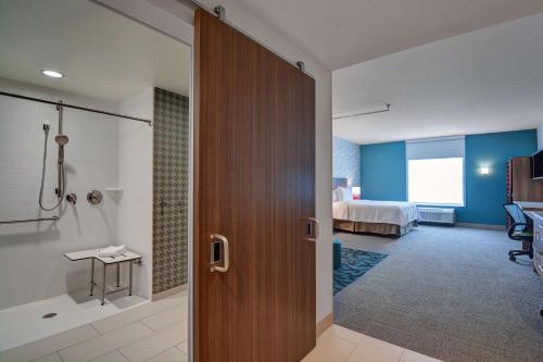 um quarto de hotel com um chuveiro e uma casa de banho em Home2 Suites By Hilton Fort Mill, Sc em Fort Mill