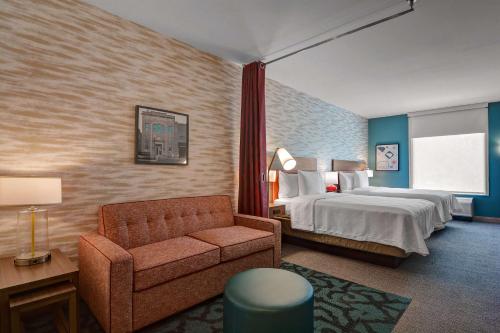フォートミルにあるHome2 Suites By Hilton Fort Mill, Scのベッドとソファ付きのホテルルーム