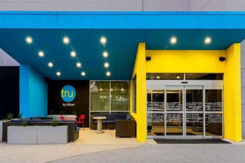 a yellow and blue facade of a tu restaurant at Tru By Hilton Dallas Market Center in Dallas