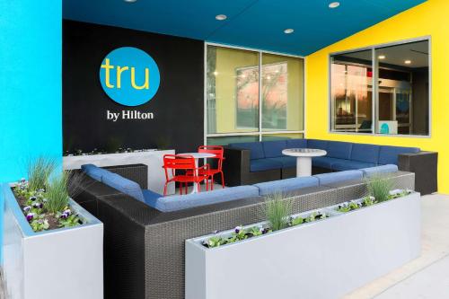 Tru By Hilton Dallas Market Center في دالاس: مطعم وجبات سريعة مع طاولة وكراسي