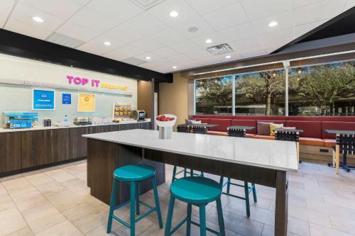 Tru By Hilton Dallas Market Center Image