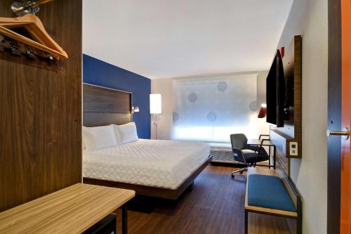 um quarto de hotel com uma cama e uma televisão em Tru By Hilton Concord, Nh em Concord