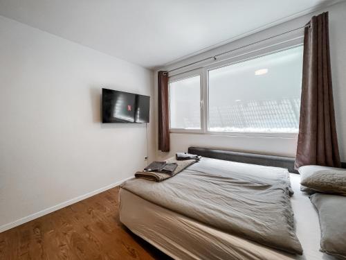 sypialnia z łóżkiem i oknem w obiekcie Kuscheliges Nest für zwei: Günstiges Studio in den Schweizer Alpen w mieście Saas-Fee