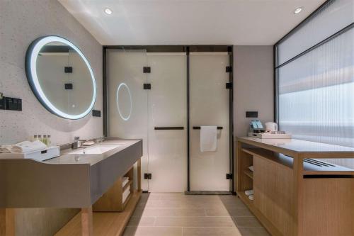 bagno con lavandino e specchio di Hilton Garden Inn Nantong Xinghu a Nantong