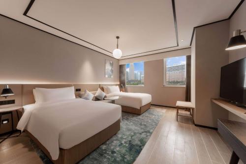 Camera con letto e TV di Hilton Garden Inn Nantong Xinghu a Nantong