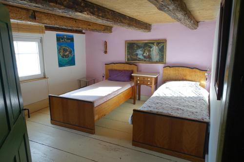 TengenにあるFerienwohnung Finkのベッドルーム1室(ベッド2台、テーブル、窓付)
