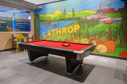 Billard dans l'établissement Tru By Hilton Lathrop