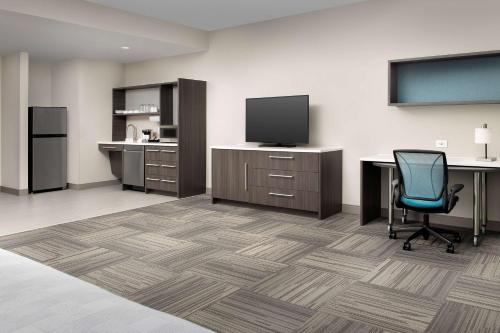 Televisyen dan/atau pusat hiburan di Home2 Suites by Hilton Denver Central Park