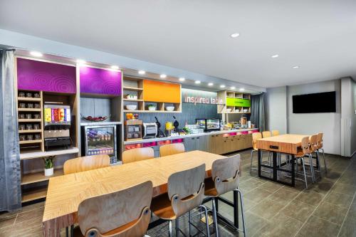 Un comedor con una mesa grande y sillas. en Home2 Suites by Hilton Laredo, TX, en Laredo