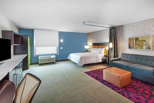 una camera d'albergo con letto e divano di Home2 Suites by Hilton Laredo, TX a Laredo